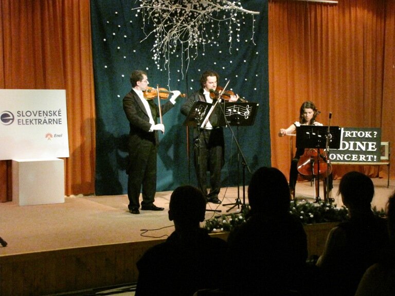 Štvrtok? Jedine koncert! Adventure trio